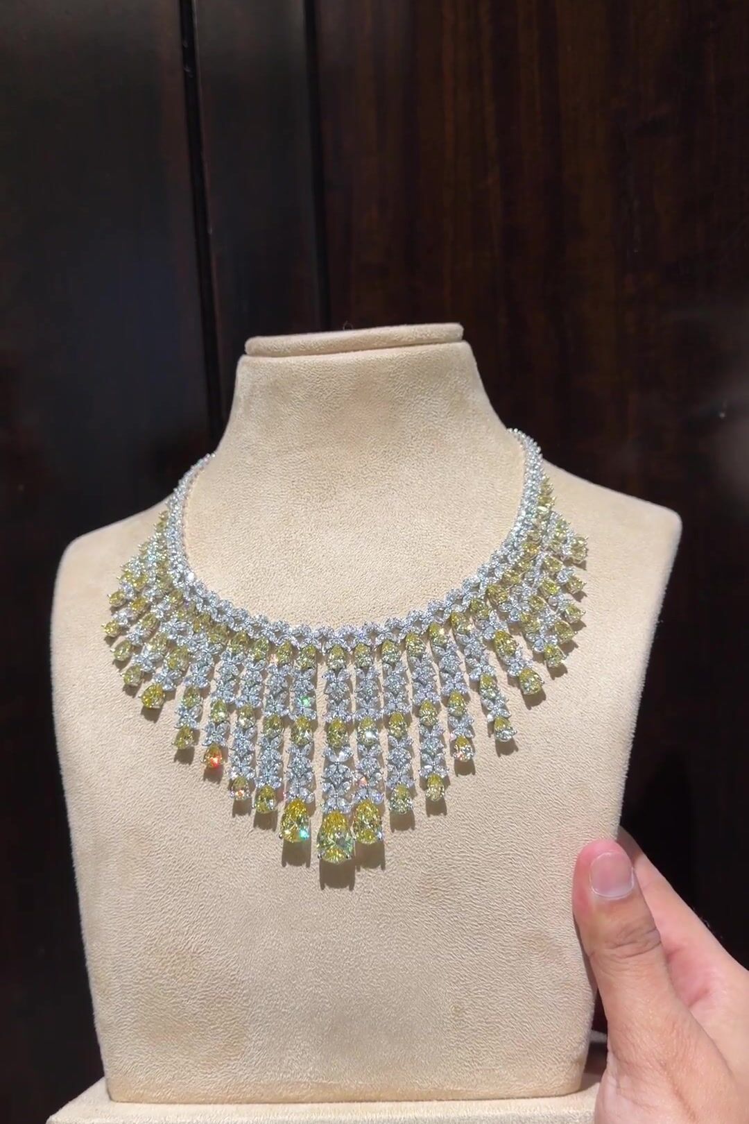 Susan Sapphire Yellow Necklace Set
